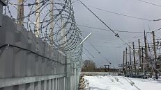 КЧ на полотне заграждения из профлиста с козырьком из АКЛ