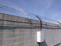 КЧ на козырьке из колючей проволоки